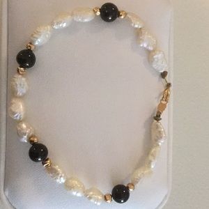 Freshwater pearl and onyx bracelet